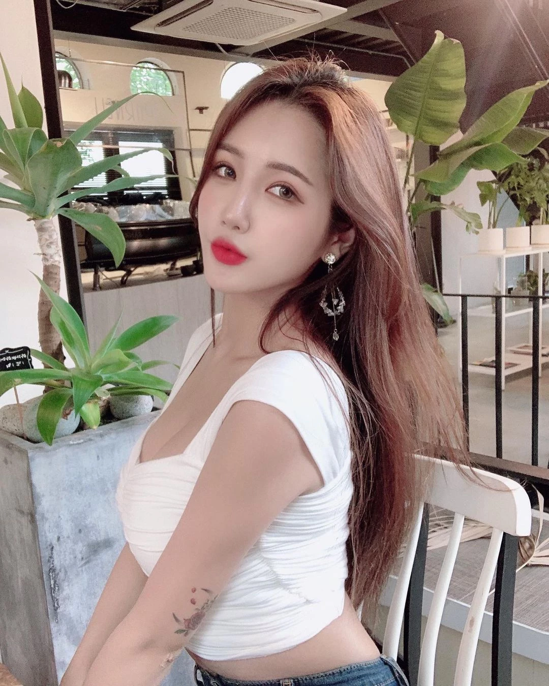  韩国火辣美女윤주 隐藏在衣服底下的大欧派喷发 第7张
