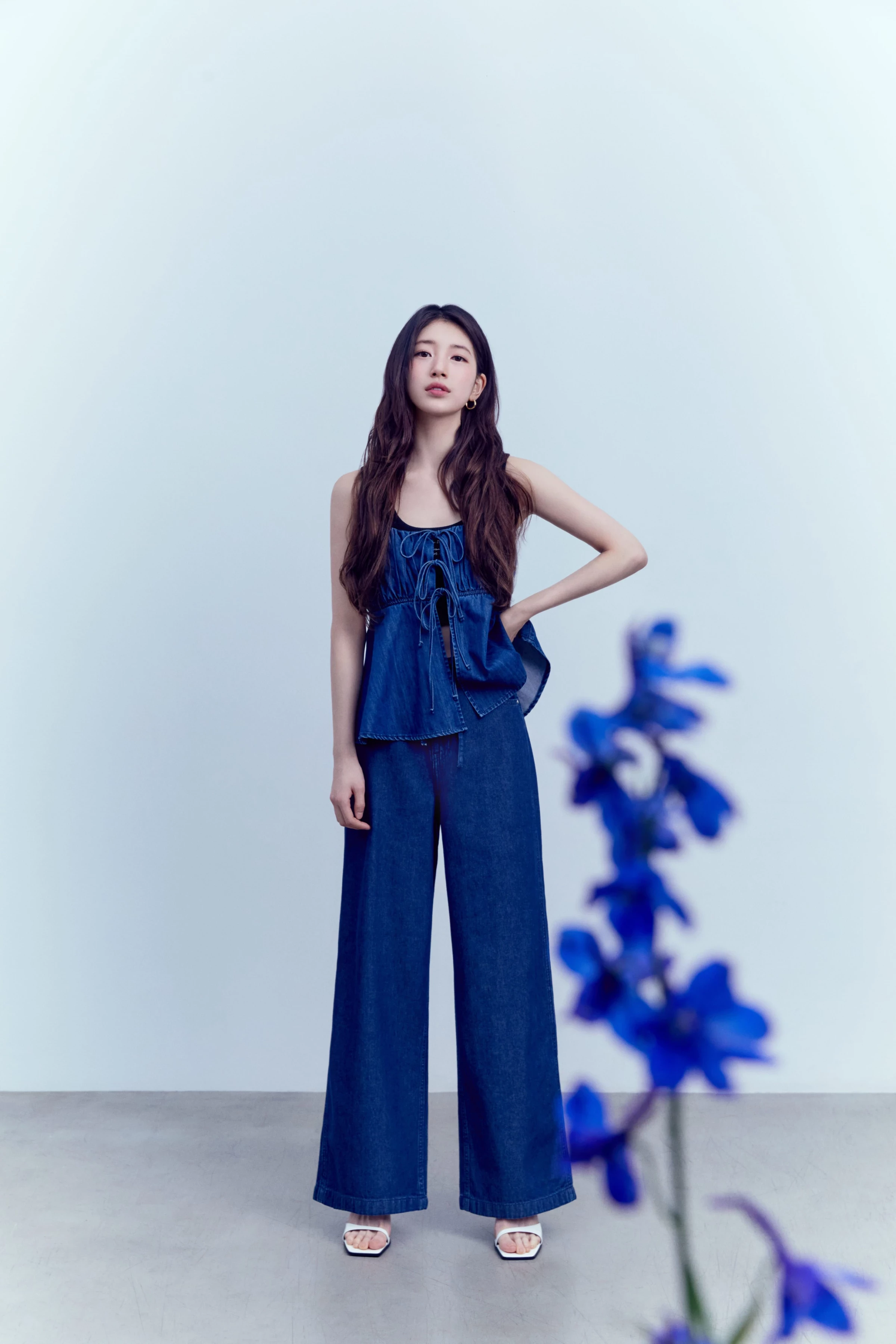  수지(SUZY) 게스 25SS 컬렉션 화보②