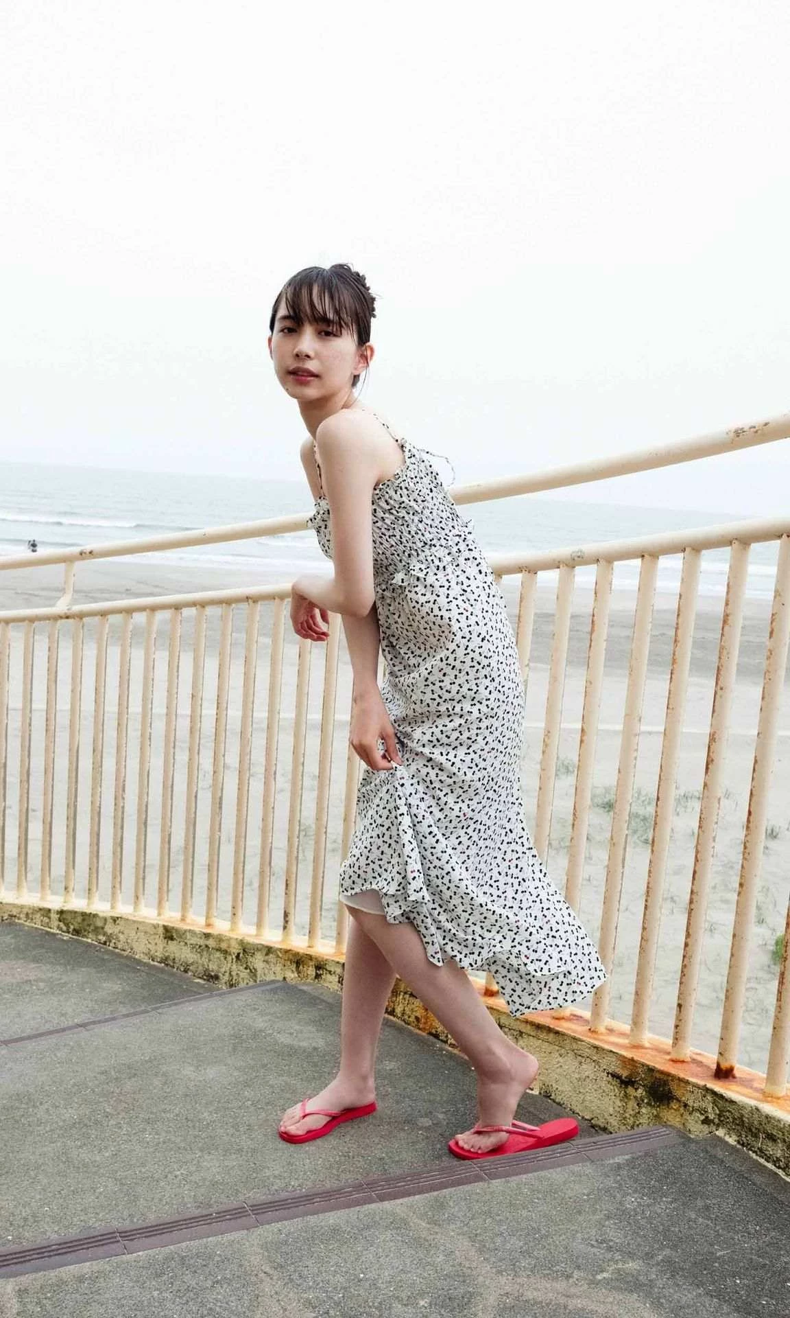  井桁弘恵 精緻五官下搭载「纤细白皙身材」 第8张