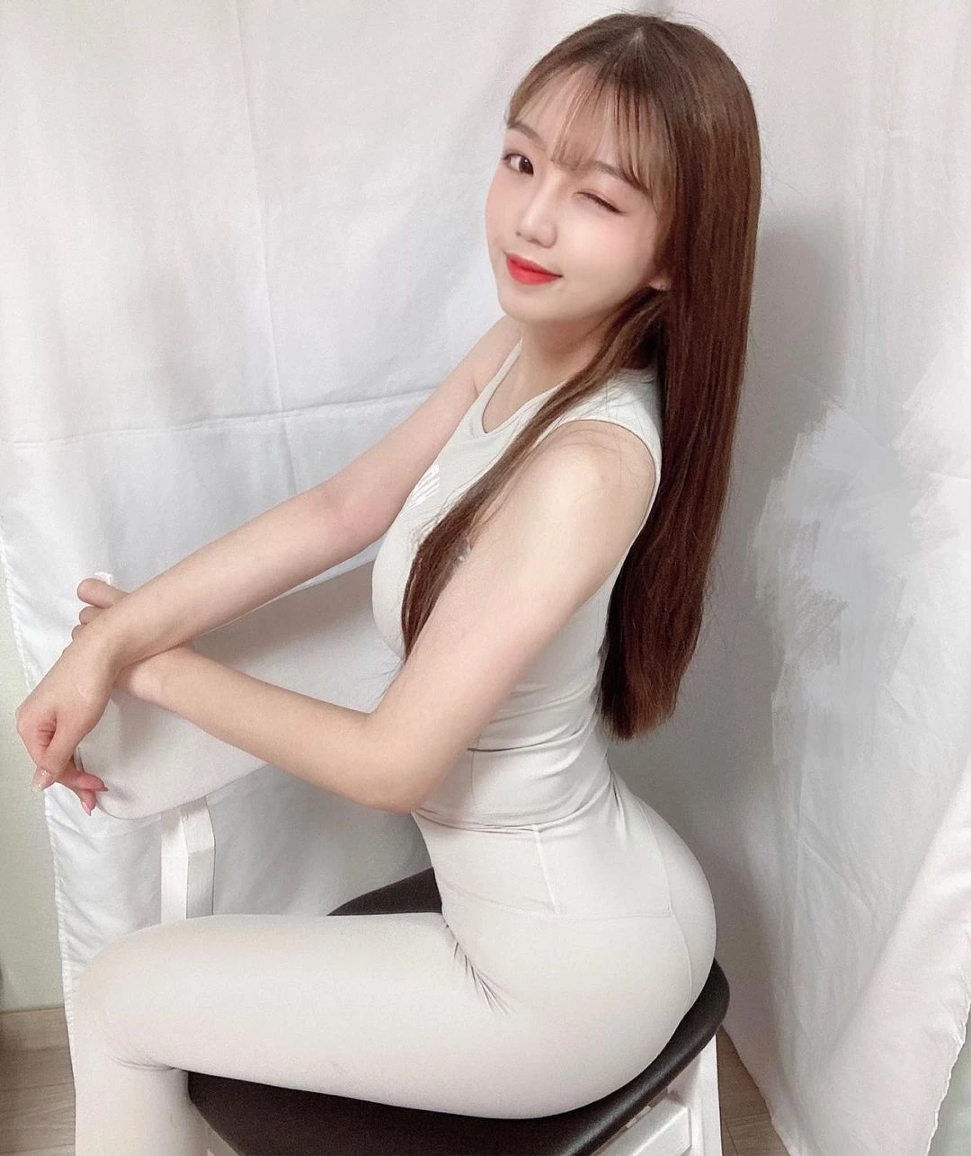  韩国爆乳妹윤블리 童颜外表下还藏白嫩长辈....搭配太梦幻 第15张