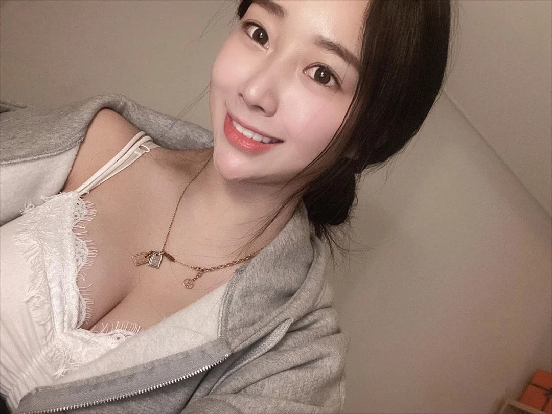  韩国巨乳妹김 수정 丰满上围吸睛程度直破表 第11张