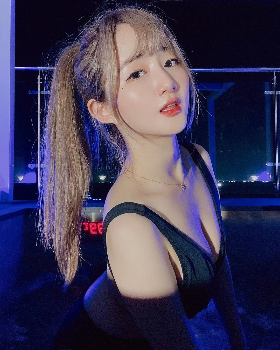  韩国模特한지나 白皙美乳这身材绝了.... 第3张