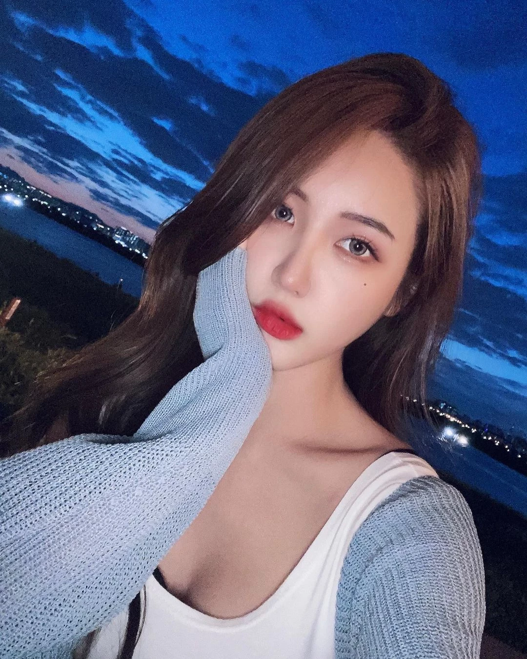  韩国火辣美女윤주 隐藏在衣服底下的大欧派喷发 第2张