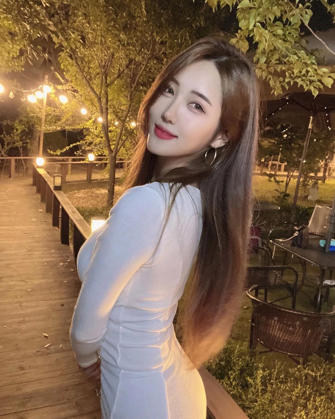  韩国火辣美女윤주 隐藏在衣服底下的大欧派喷发 第3张