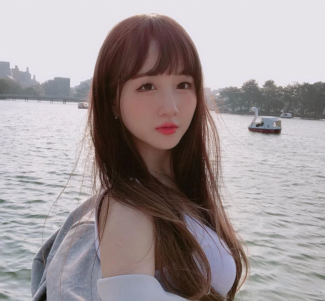  韩国模特한지나 白皙美乳这身材绝了.... 第12张