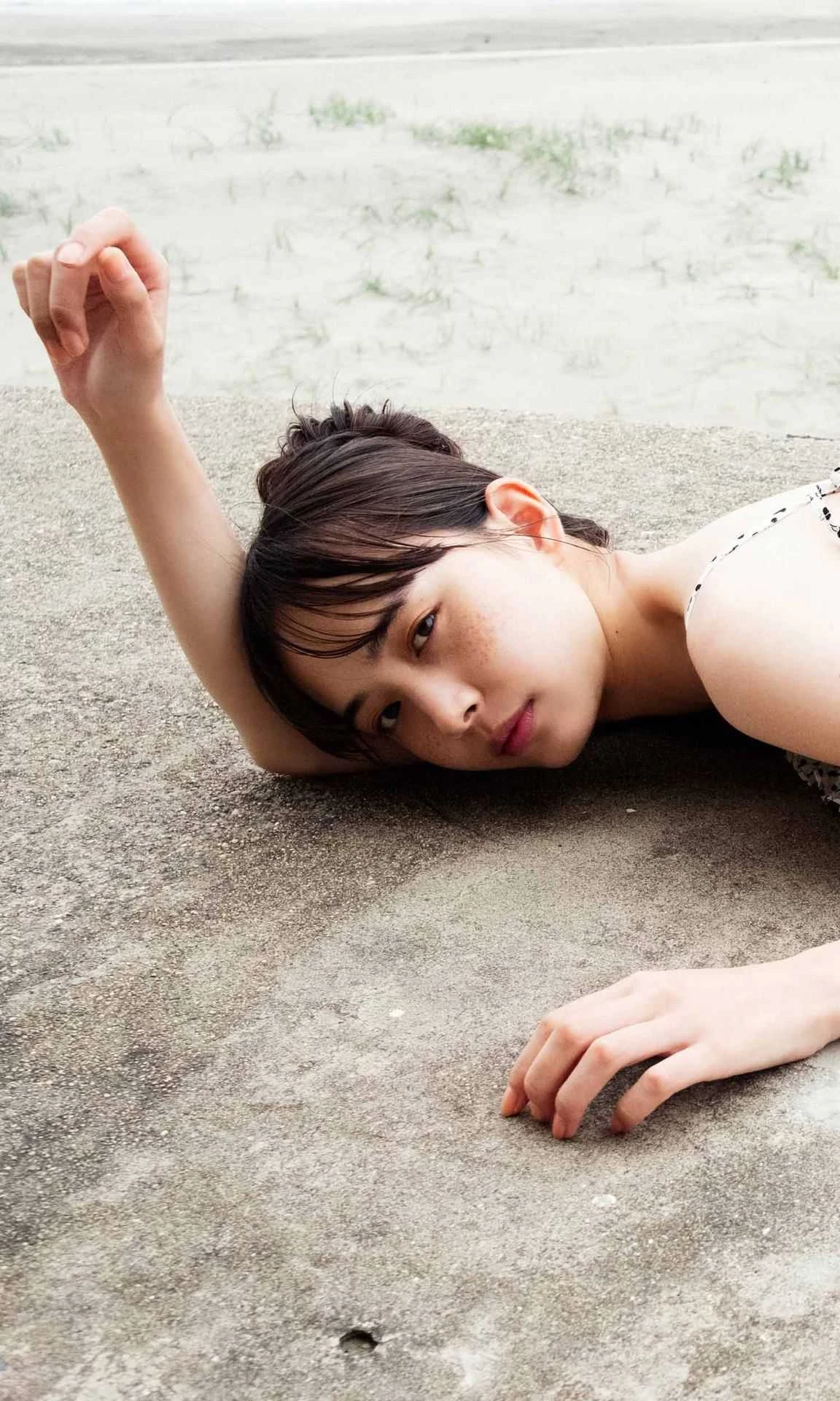  井桁弘恵 精緻五官下搭载「纤细白皙身材」 第2张