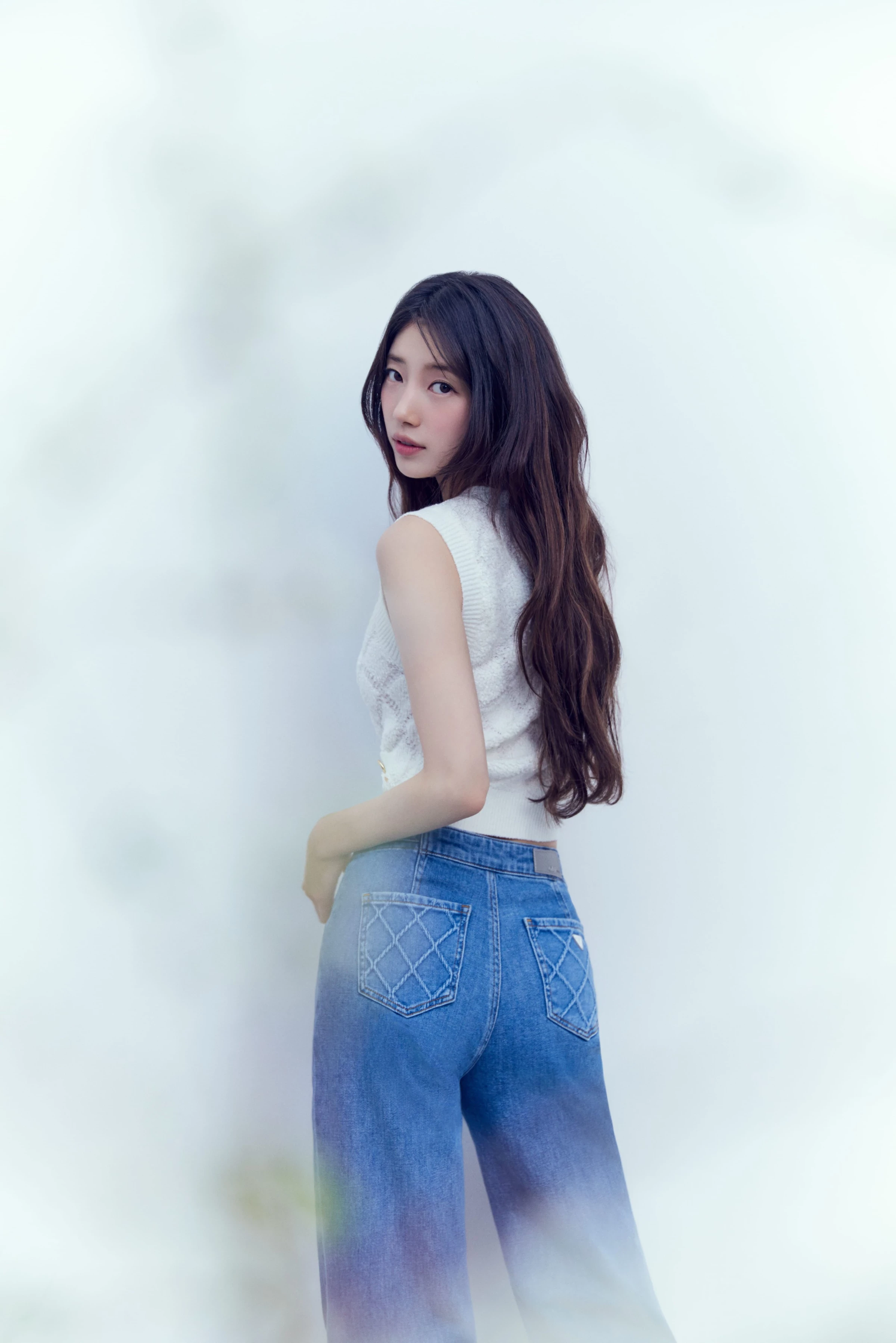  수지(SUZY) 게스 25SS 컬렉션 화보② 第13张