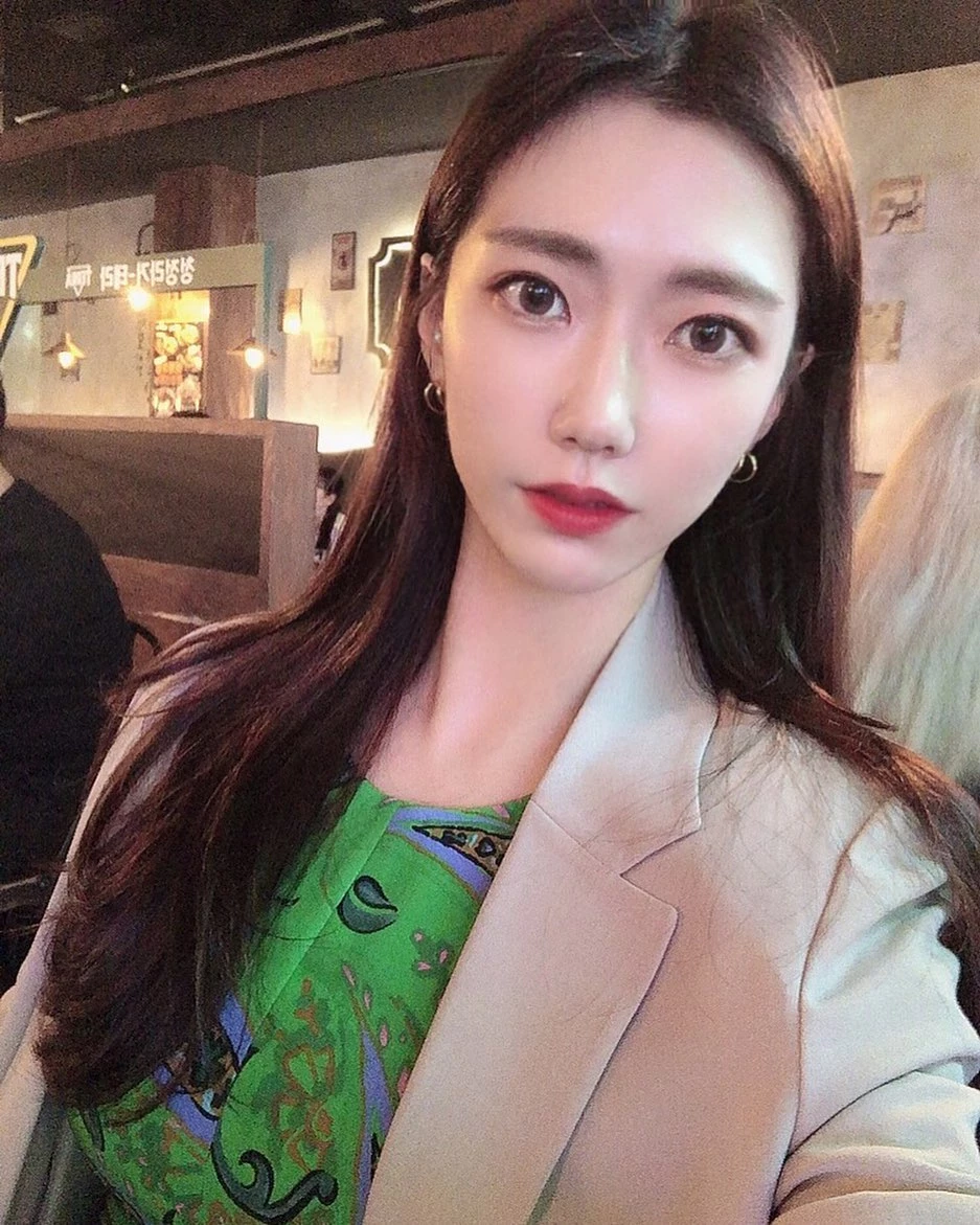  韩国妹아라 白白重重的乳量招来好多讚啊! 第2张