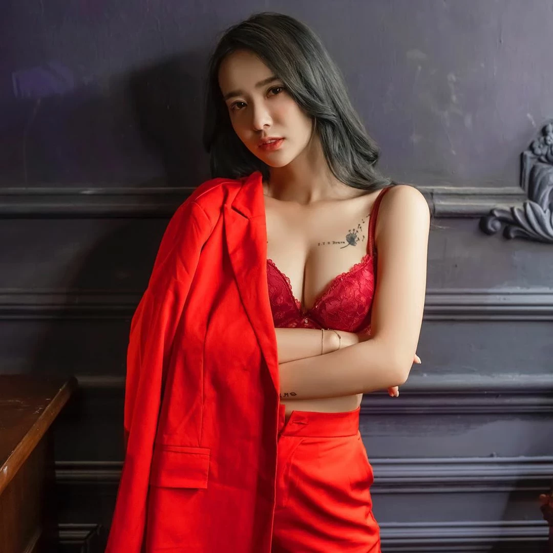  红衣小女孩 都这么大啦，来叔叔抱一个～ 第2张