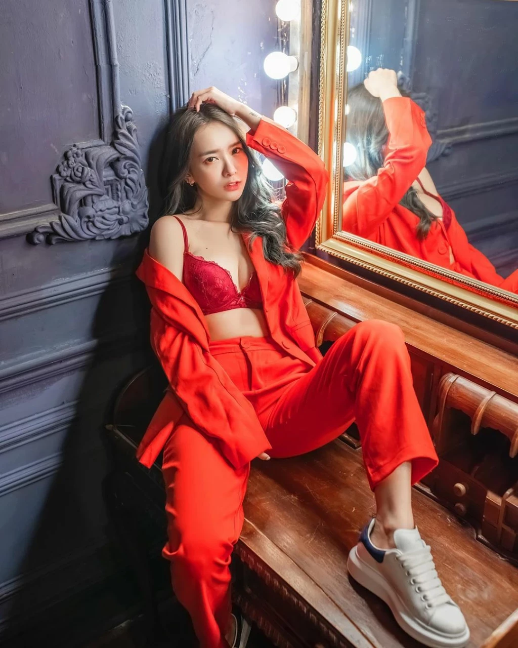  红衣小女孩 都这么大啦，来叔叔抱一个～ 第6张