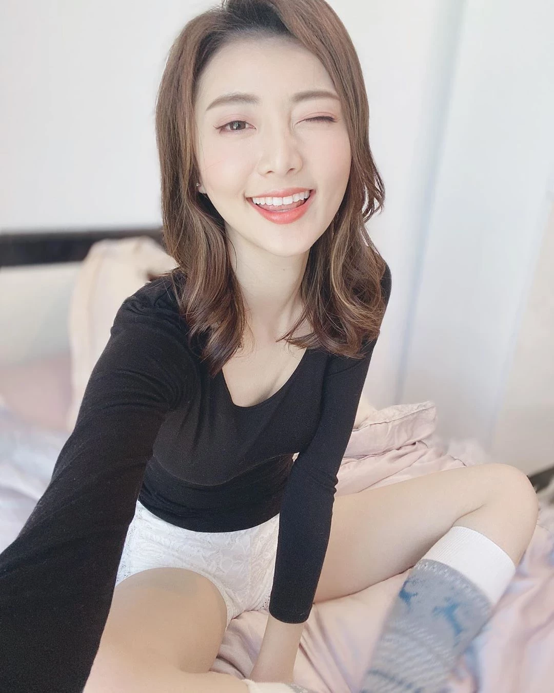  香港演员王卓淇 社群大晒长腿美照引人遐想 第11张