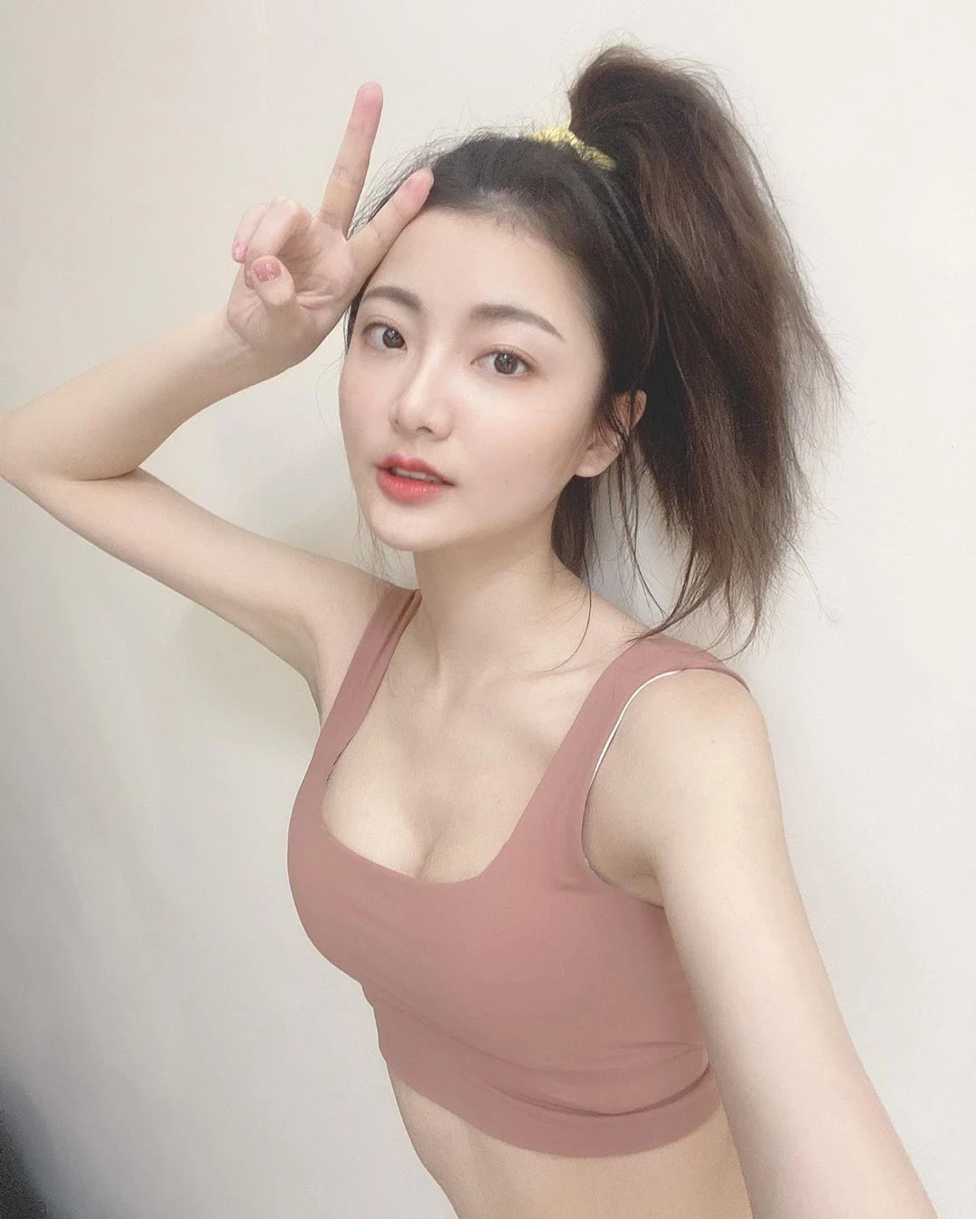  香港演员王卓淇 社群大晒长腿美照引人遐想 第16张