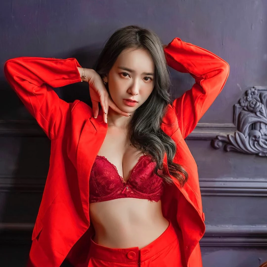  红衣小女孩 都这么大啦，来叔叔抱一个～ 第1张