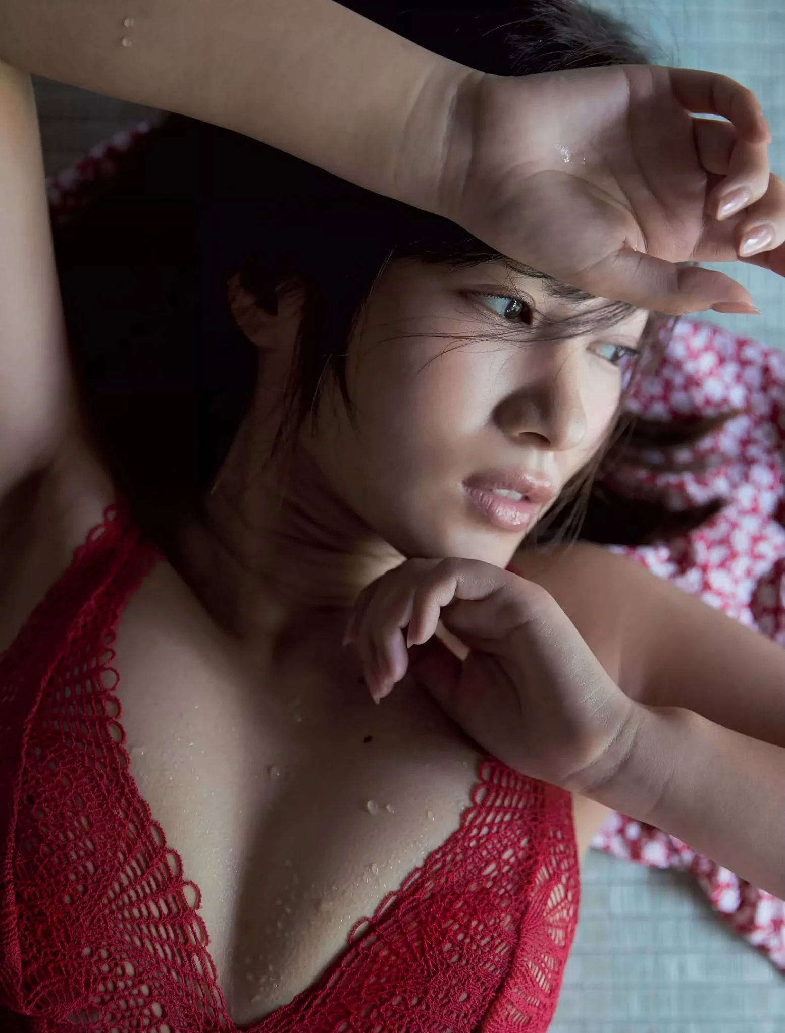  石冈真衣 不用挤就有超深沟...SSR曲线引人遐想 第3张