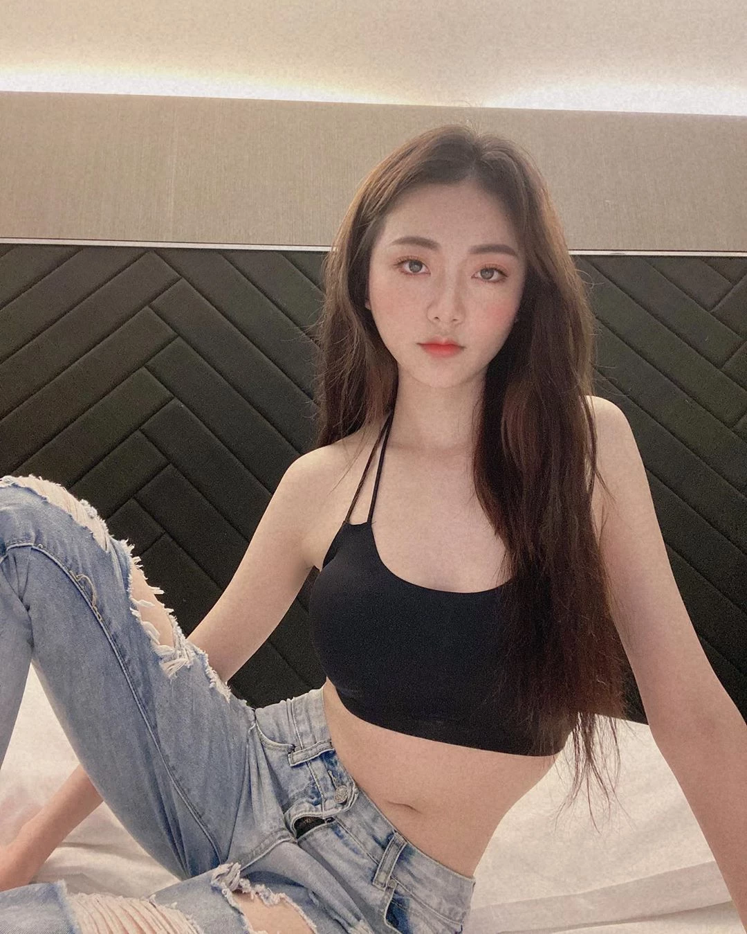  香港演员王卓淇 社群大晒长腿美照引人遐想 第2张
