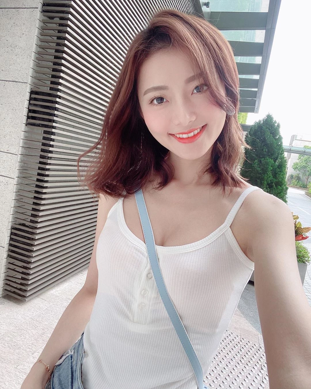  香港演员王卓淇 社群大晒长腿美照引人遐想