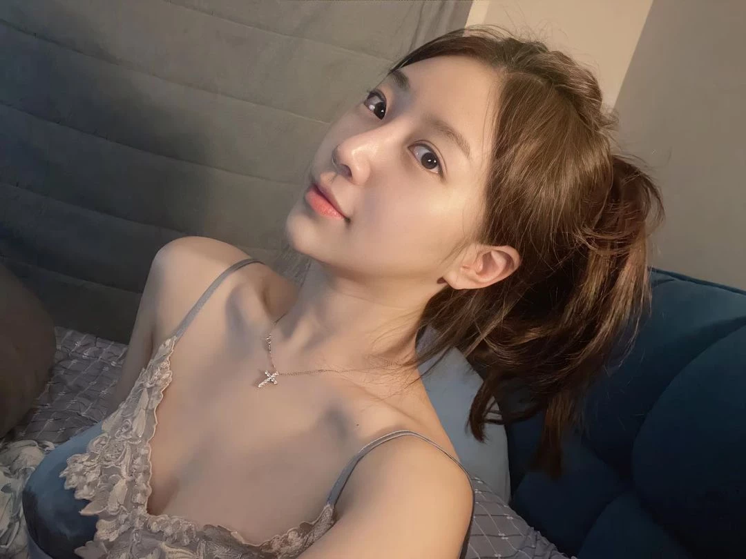  김 수정 Crystal Kim 深沟太诱人....乳量大到差点蹦出！ 第15张