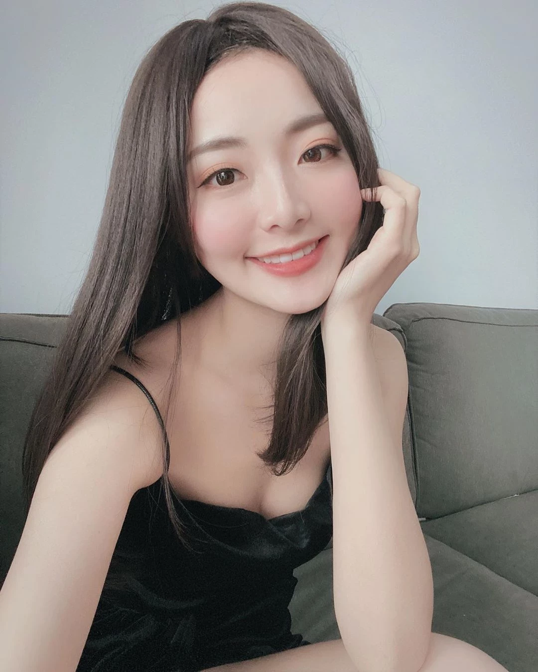  香港演员王卓淇 社群大晒长腿美照引人遐想 第8张